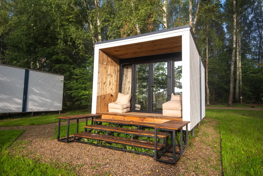 Домик-куб для двоих на берегу реки