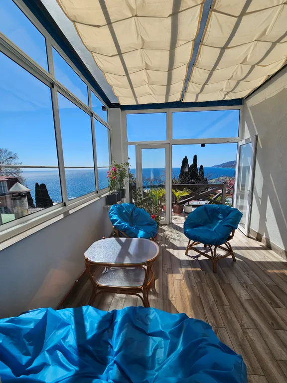 Квартира с террасой, видом на море, в 3 минутах от пляжа — аренда посуточно в Ялта