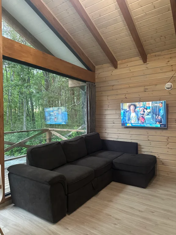 Дом с чаном и панорамными окнами с видом на лес