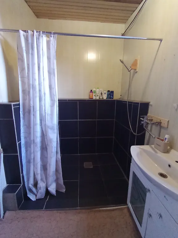 Тихий дом на берегу пруда