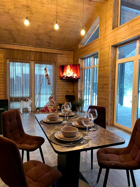 Дом в стиле барнхаус с японской купелью фурако на террасе