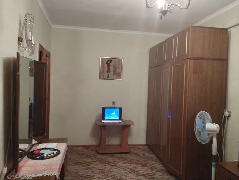 Светлая комната с видом на осенний сад