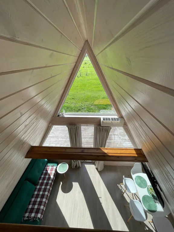 Треугольный домик с видом на горнолыжку