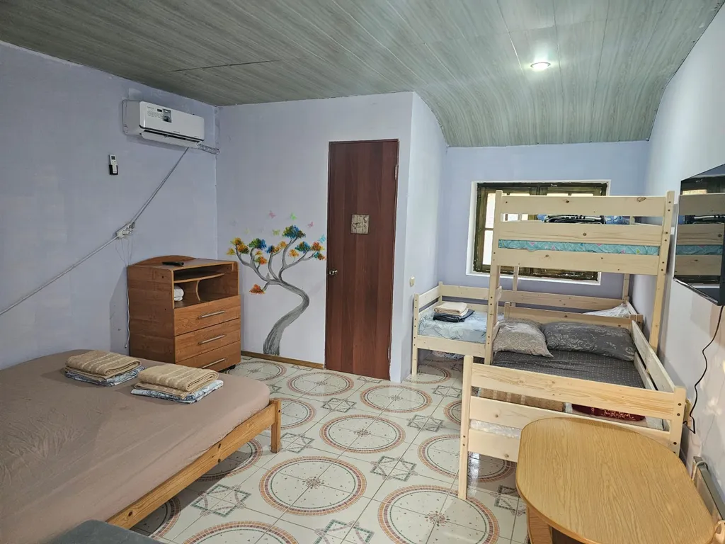 Комната для 1-6 человек с кондиционером и санузлом