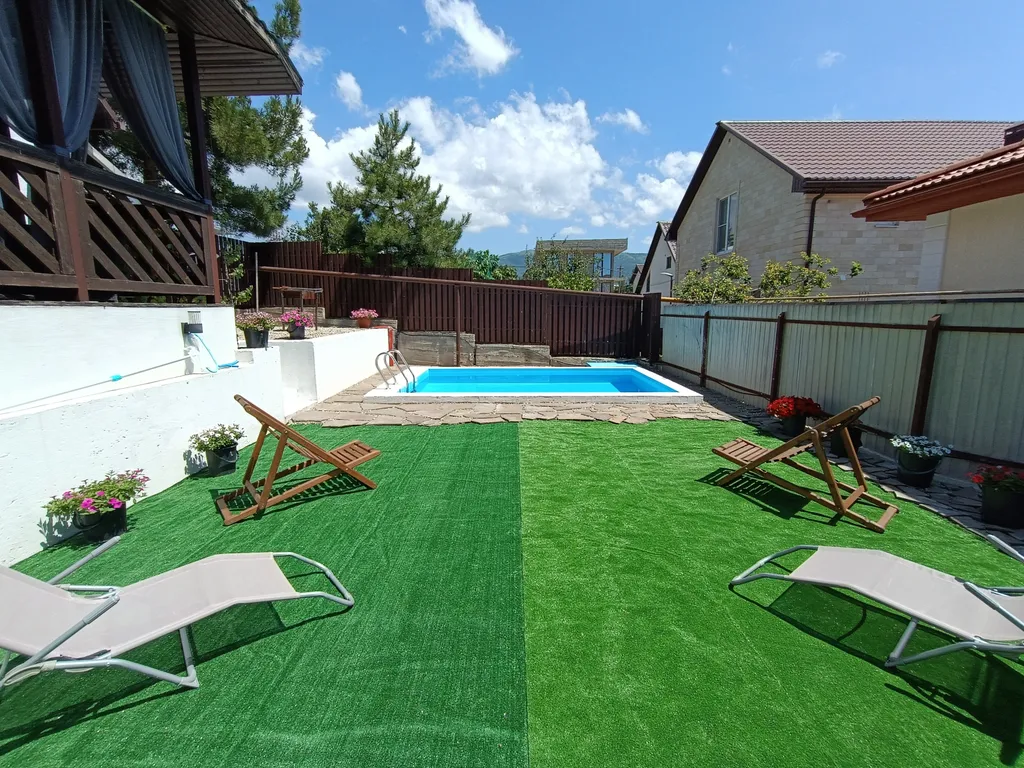 Домик с бассейном