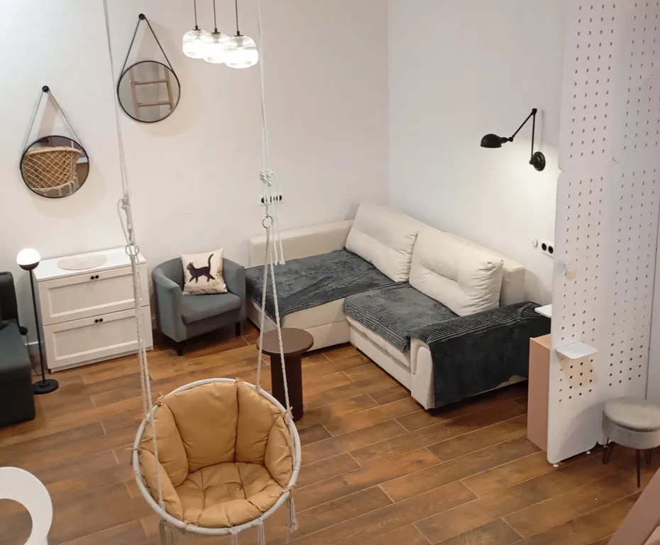 Уютная студия с высокими потолками