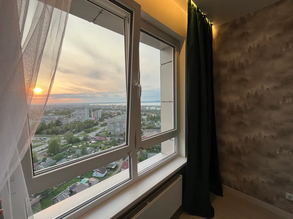 Квартира с панорамным видом на город и озеро на 20-ом этаже
