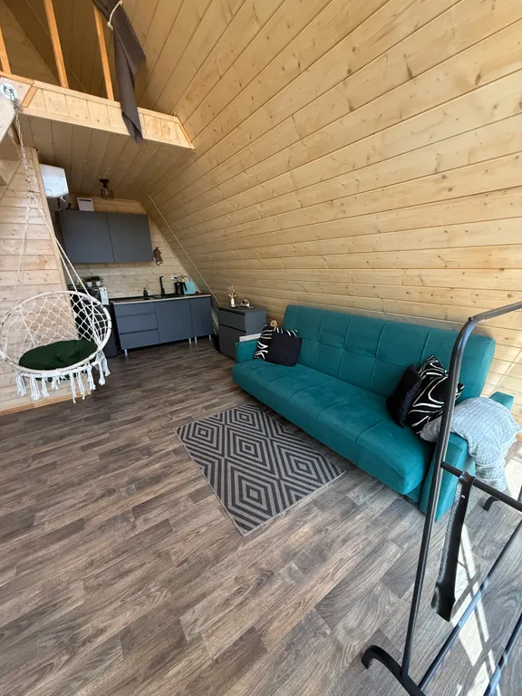 Уютный домик на берегу реки с горячим чаном