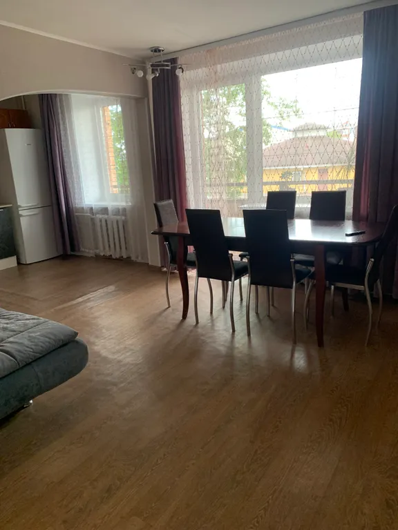 Просторная трехкомнатная квартира недалеко от центра