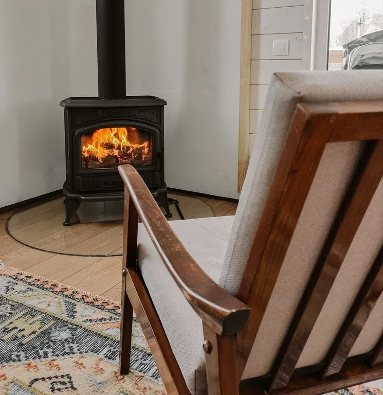 Дом с панорамными окнами и камином в Болотов Деревне