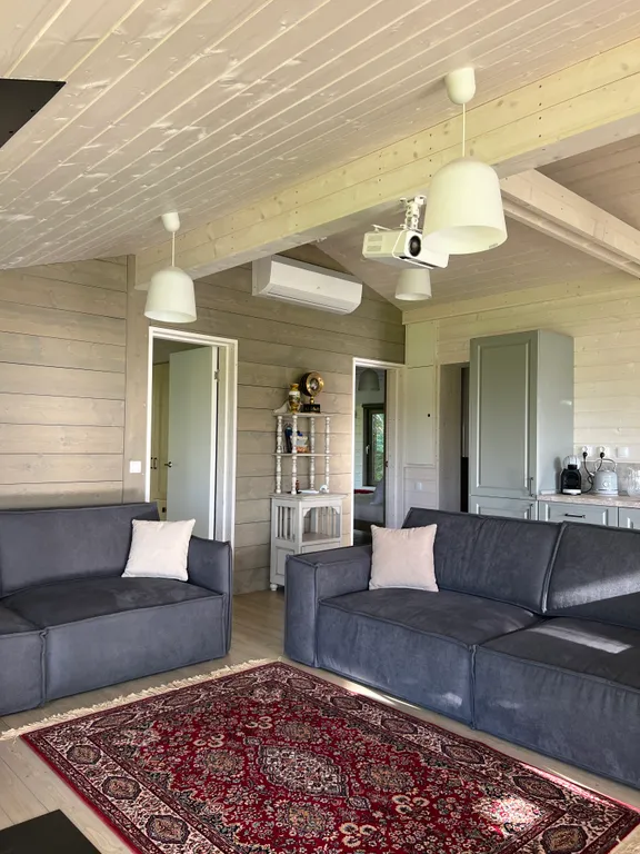 Гостевой дом среди березовой рощи с видом на поле и лес