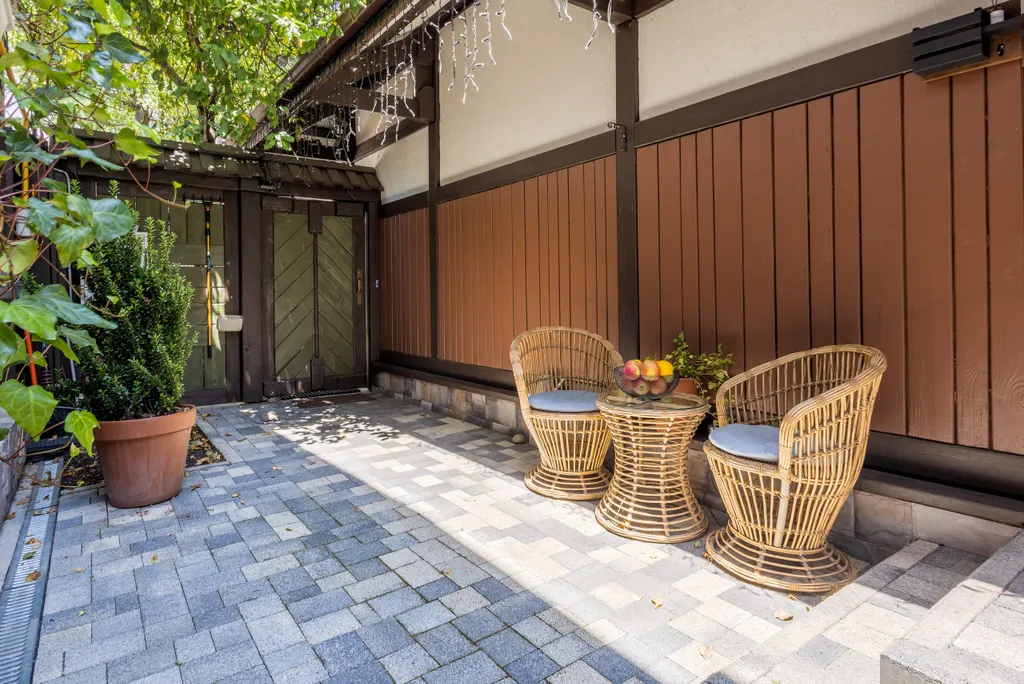 Дом у сквера в центре Поляны