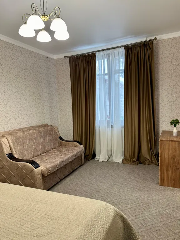 Светлая, чиста квартира в центре Владикавказа. Парковки во дворе  нет.