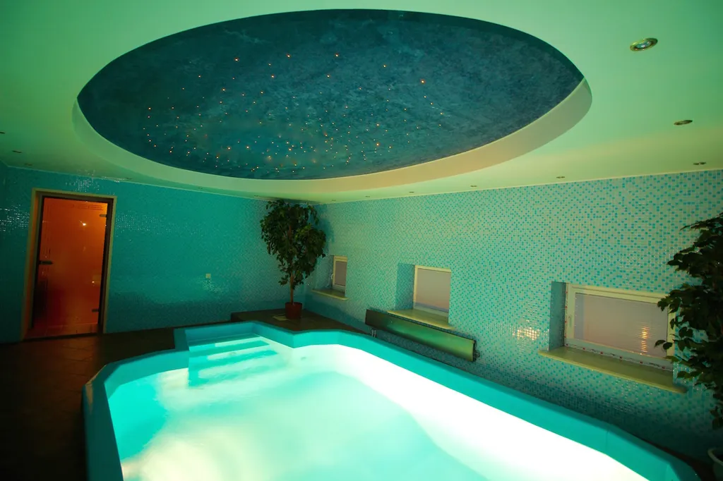 Шикарный коттедж с уютным средневековым интерьером