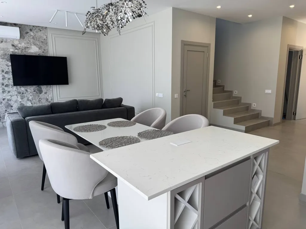 4 комнатный Дом с бассейном