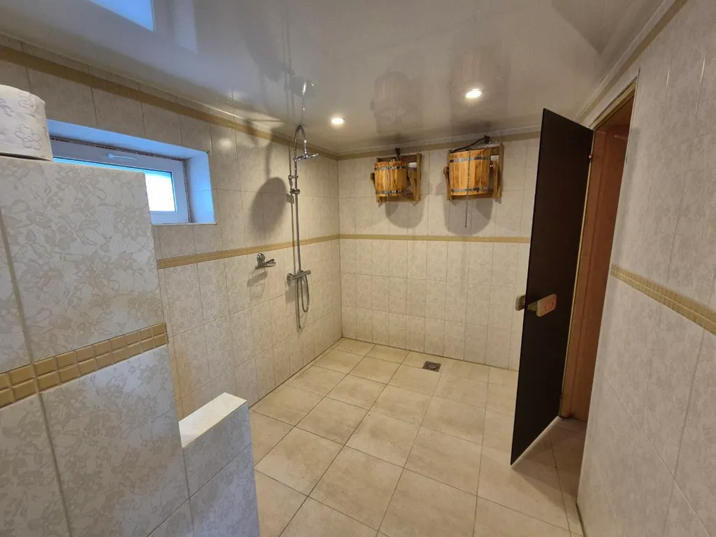 Двухэтажный загородный дом рядом с озером