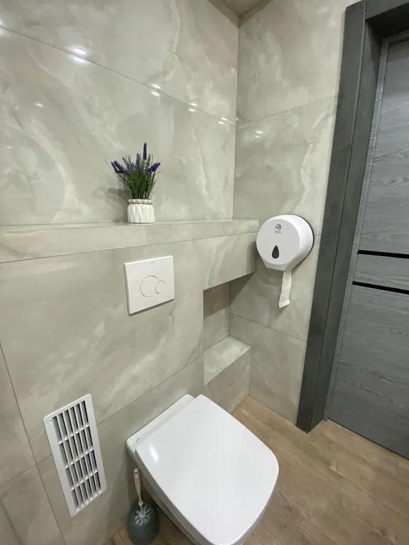 Номер люкс с большой двухспальной кроватью