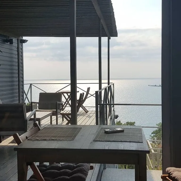 Четырехместный номер с террасой и видом на море.