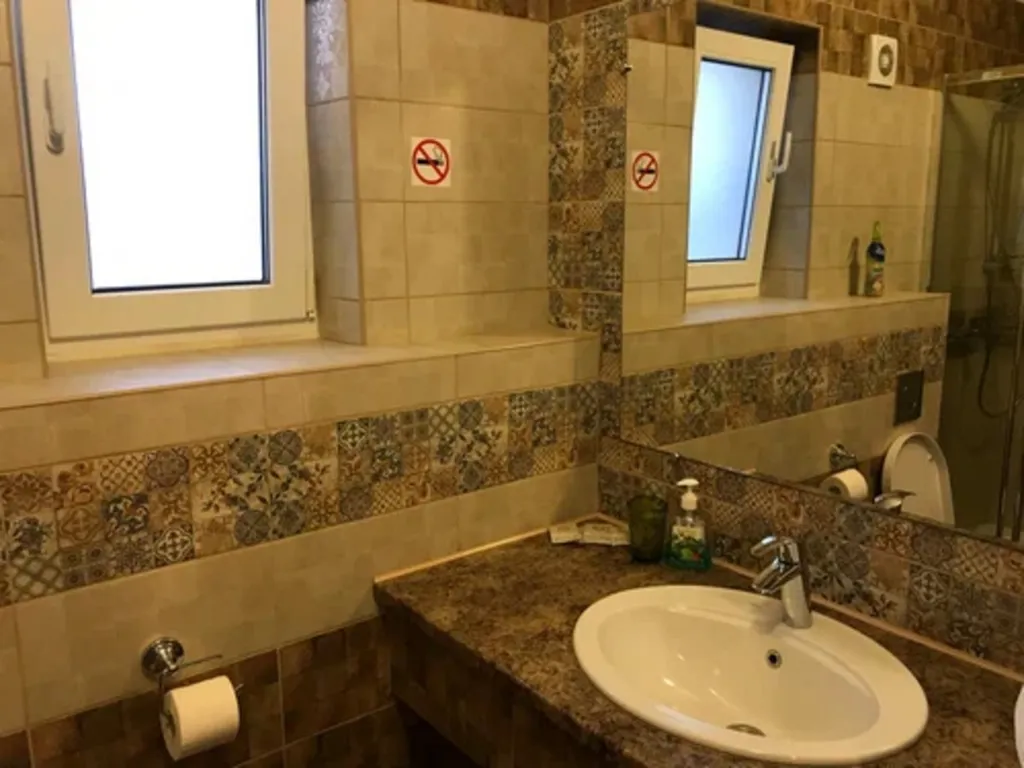 Уютный четырехместный номер с отдельными кроватями.