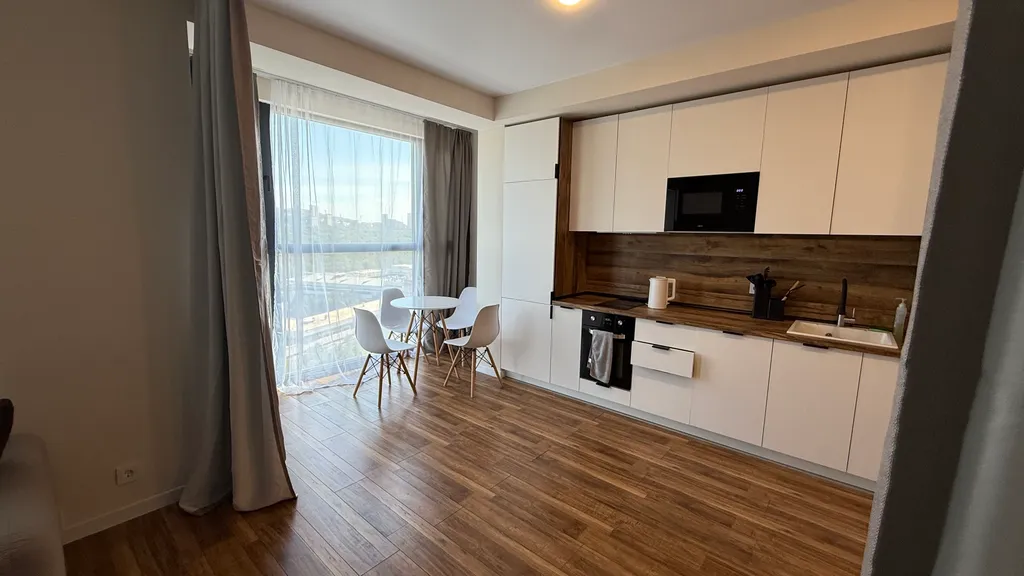 Квартира с панорамным окном в ЖК Оазис во Владивостоке с парковкой