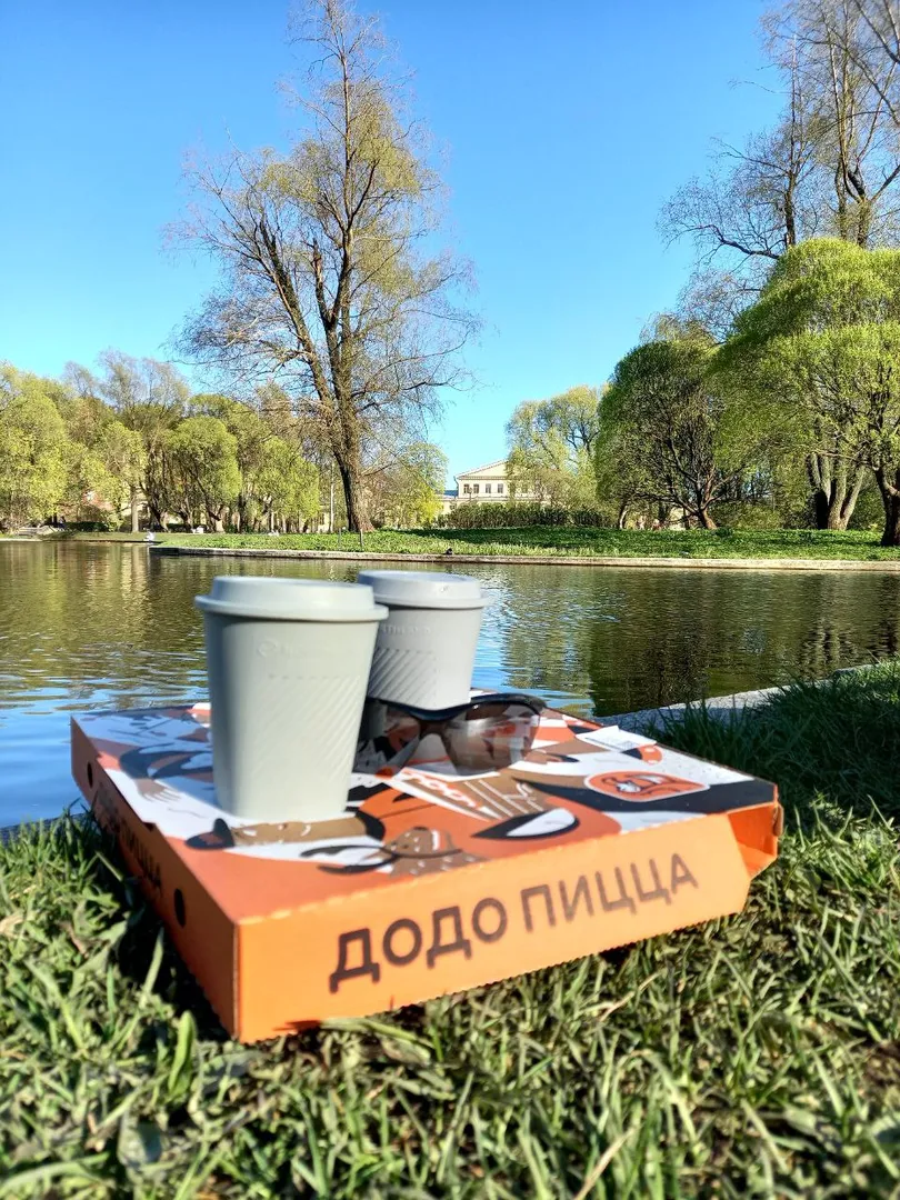 В хорошую погоду в Юсуповском саду можно сидеть на берегу пруда и отдыхать от ритма города. Многоразовые чашки для кофе с собой, пледы и коврик вы найдете в квартире.  