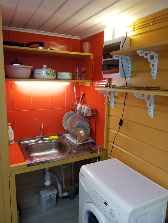 Маленький домик на опушке леса