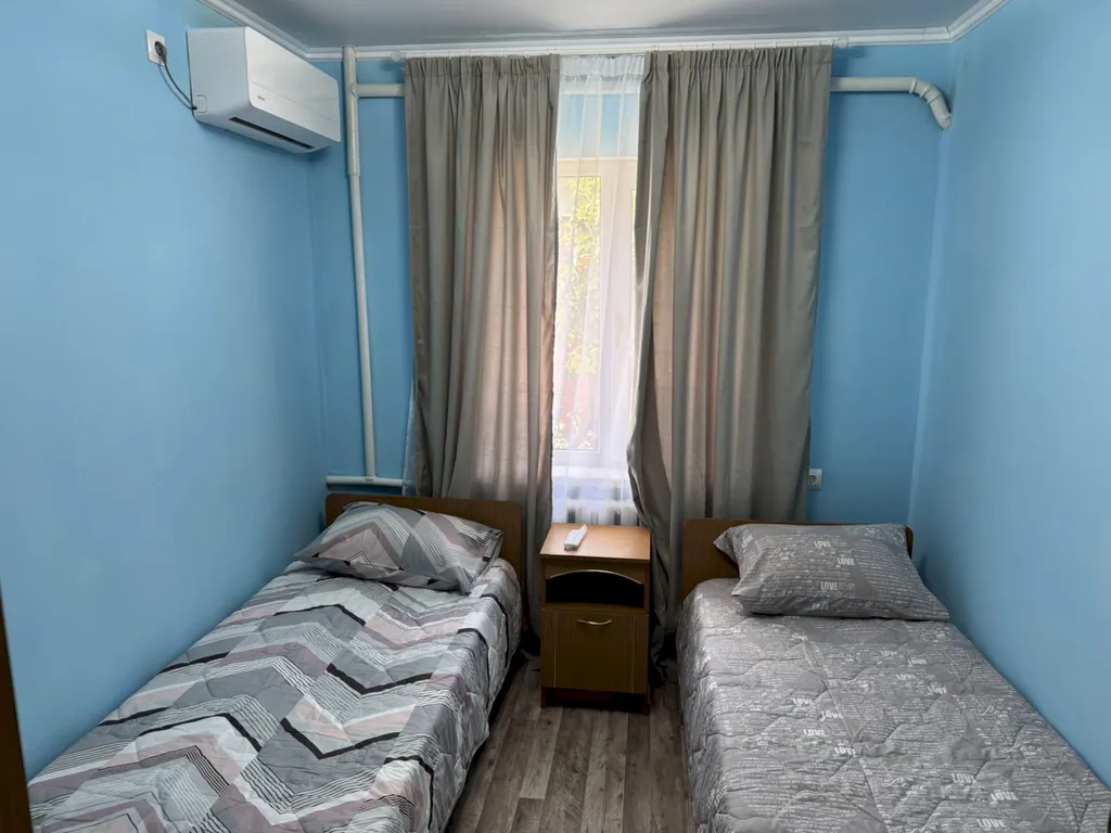 Четырёхкомнатный дом с двориком и мангалом – центр