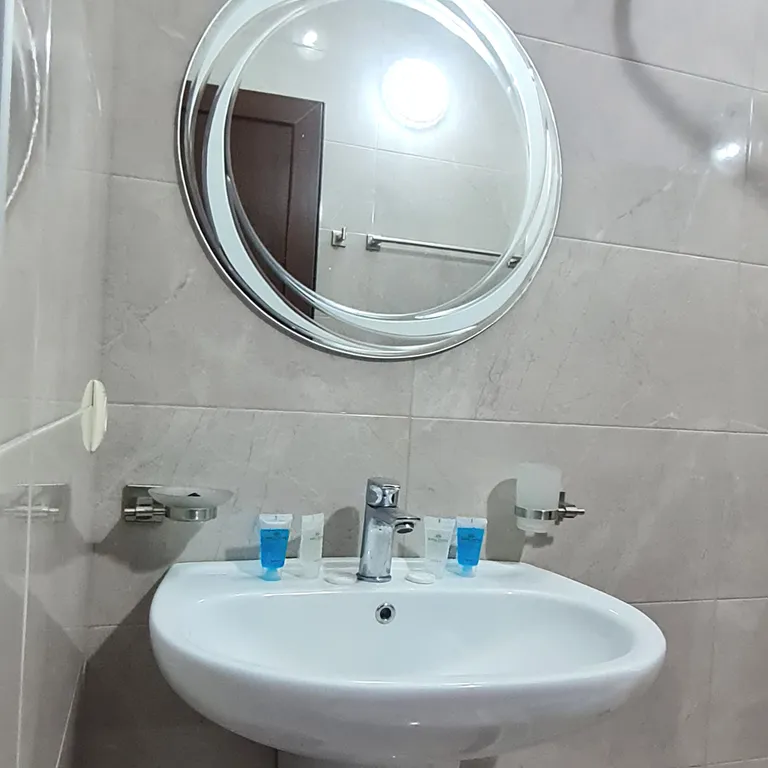 Студия у моря с балконом и видом на горы