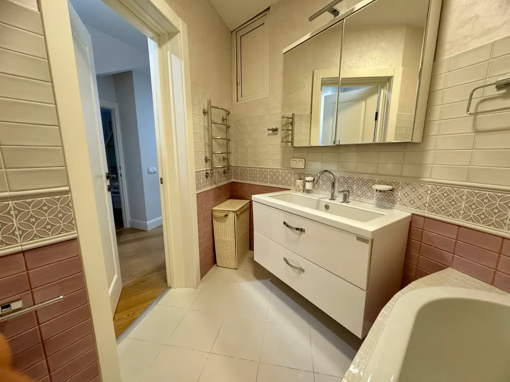 Дом с бассейном и баней у моря