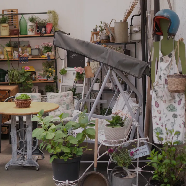 Старинный дом с двориком в центре