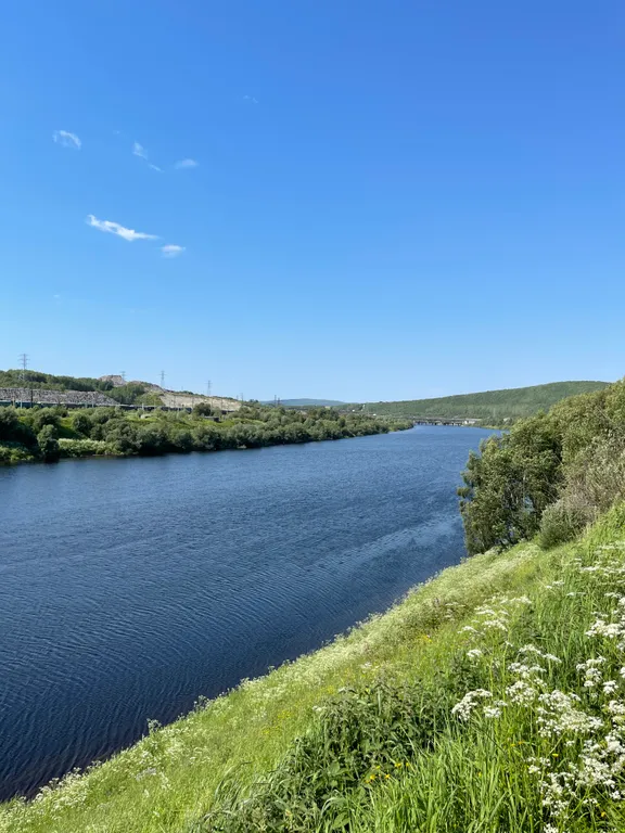 Уютный домик на берегу реки Кола