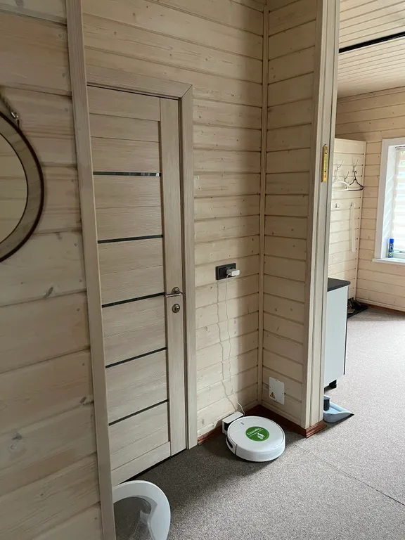 Дом и баня у скалы