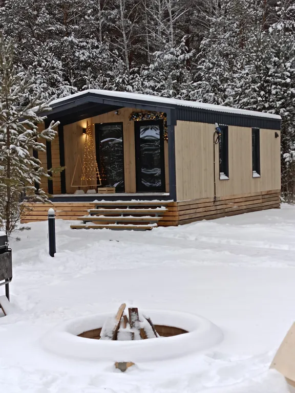 Светлый домик на опушке леса