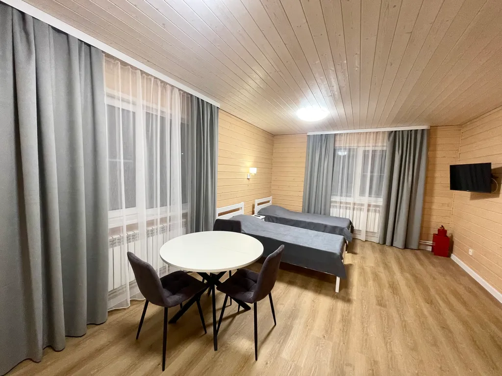 Студия на берегу озера рядом с сосновым бором