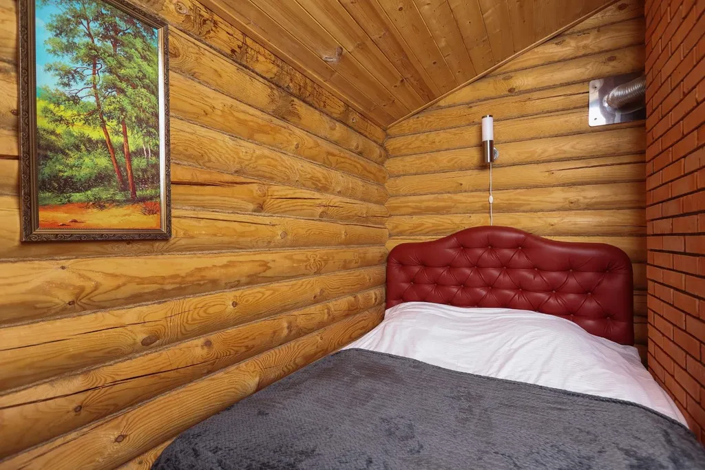 Бревенчатый дом в парковой зоне