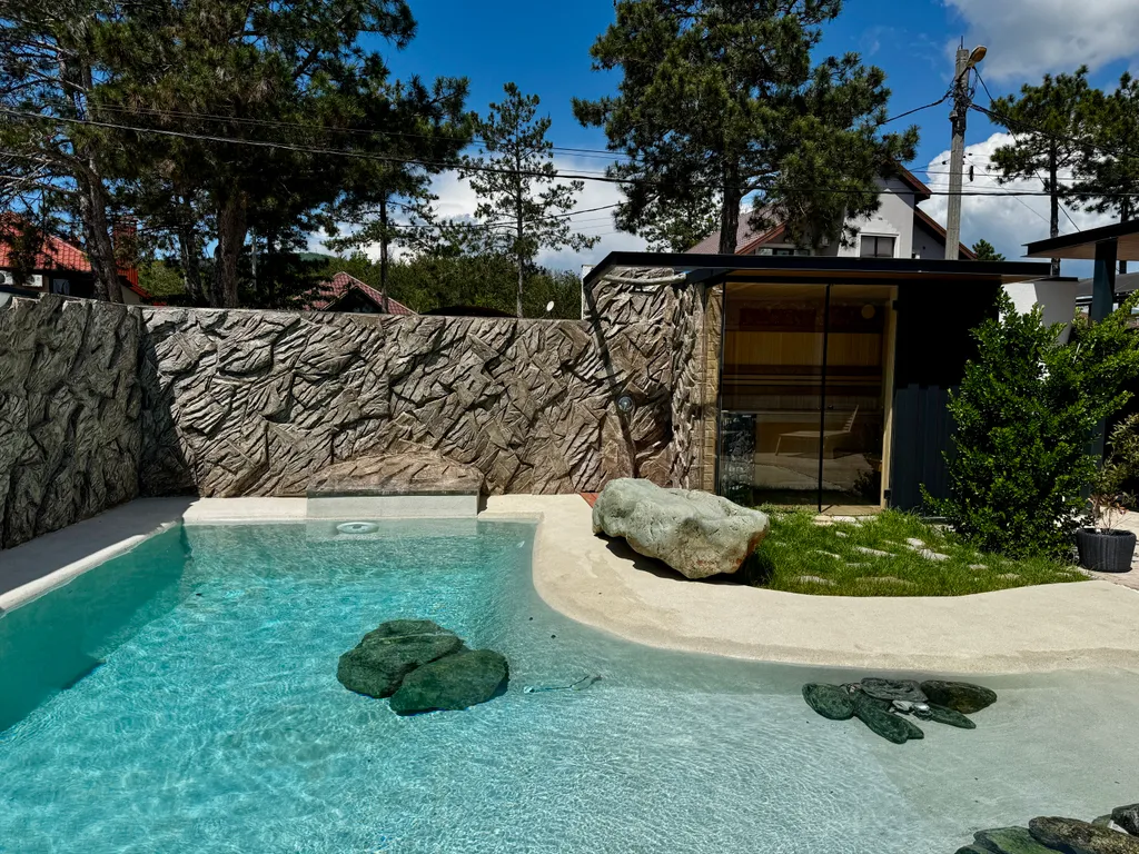 Дом в тихом месте, со своим минипляжем