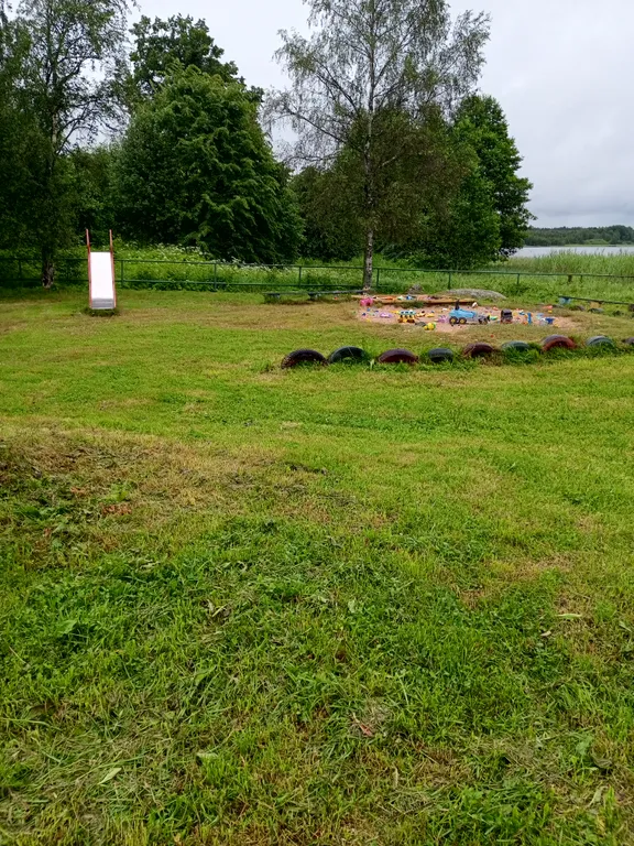 Дом рядом с озером