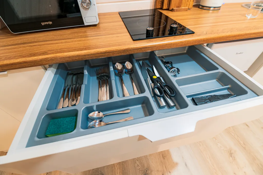 Уютный дом-шалаш в сосновом лесу