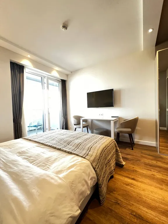 Alliance Palace, вид на старый город, море и горы