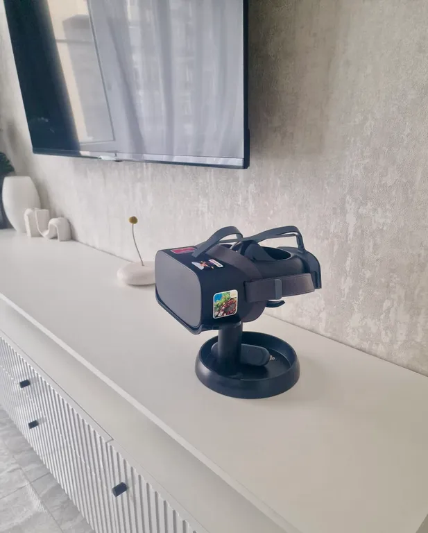 Квартира с панорамными окнами и очками виртуальной реальности