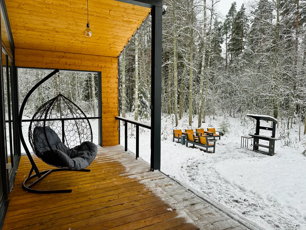 Дом с панорамными окнами в лес