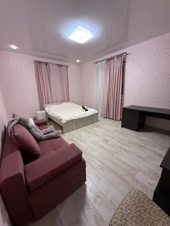 Уютный новый 3 этажный 10-комнатный гостeвoй дом с баней и прудом