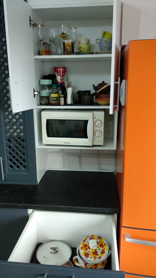 Кухня укомплектована техникой и посудными наборами для комфортного приготовления пищи.
