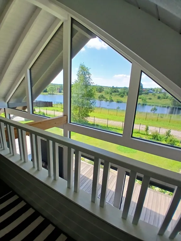 Светлый дом у озера c баней