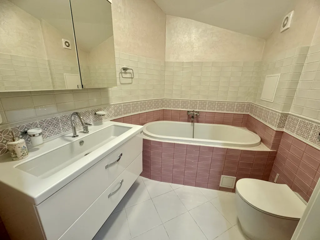 Дом с бассейном и баней у моря