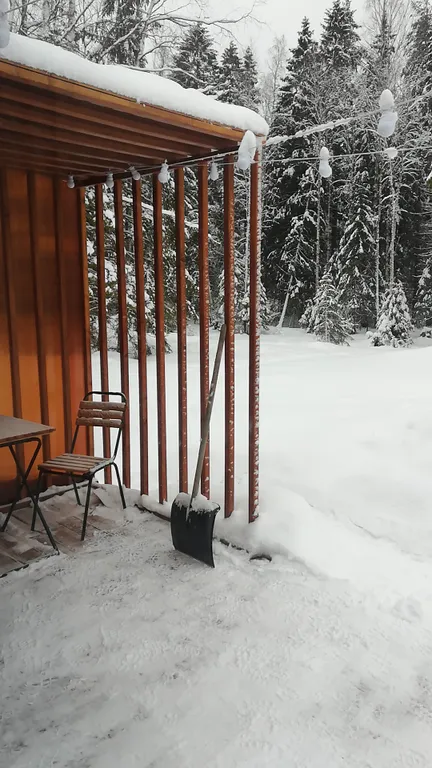 Уютный лесной домик на берегу ручья с выходом в лес