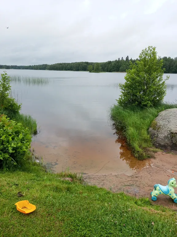 Дом рядом с озером