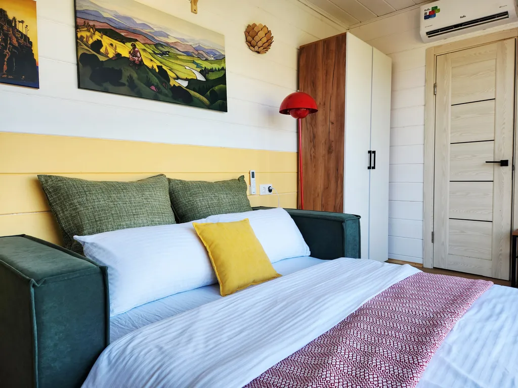 Дом с проектором и диваном