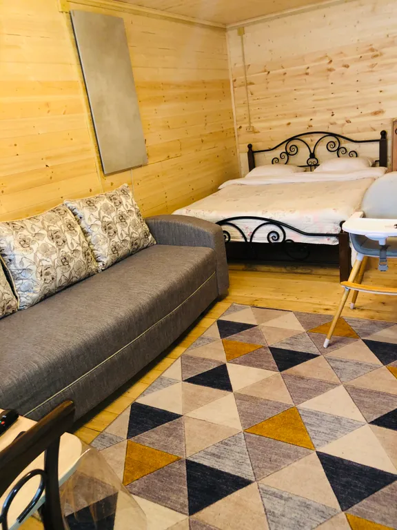 Домики-шале с видом на сосновый лес