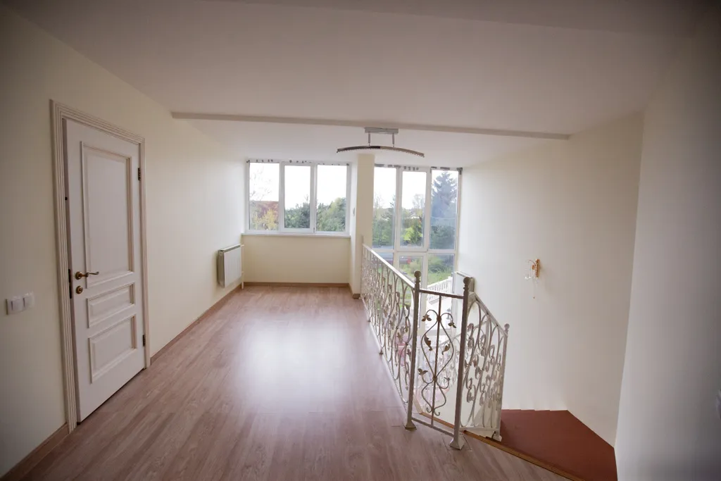 Большой трехэтажный дом